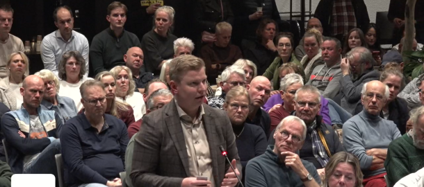 Douwe stelt vraag in het Iepen Poadium.png